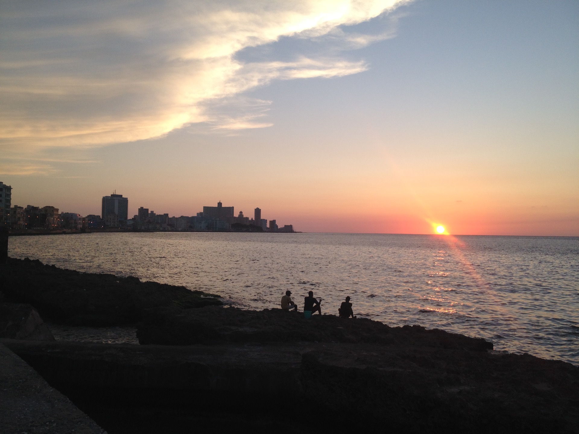 La Habana. Atardecer en el Malecón. Al otro lado del mar está Estados Unidos.