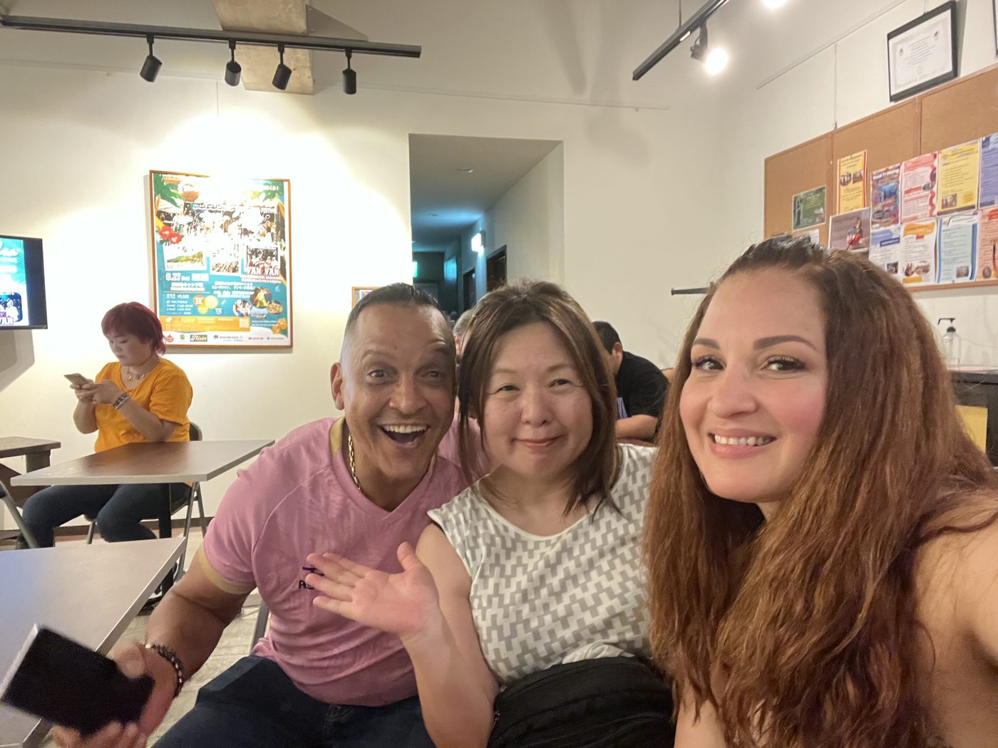 Con Samuel Formell (izquierda), director y baterista de Los Van Van, y su hermana Vanessa Formell (derecha), vocalista de la banda e hija del fundador Juan Formell. Fukuoka, 26 de agosto de 2023, el día antes del concierto en Nokonoshima.